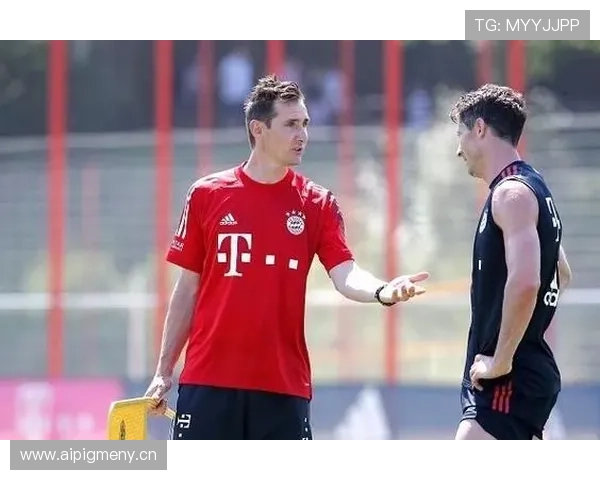 莱万与戈麦斯：顶级中锋的战术角色与终结效率对比