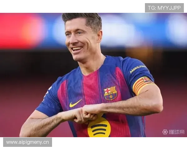 莱万吃个饭都像在开豪车展，普通人怎么看他拎包都带自带气场？